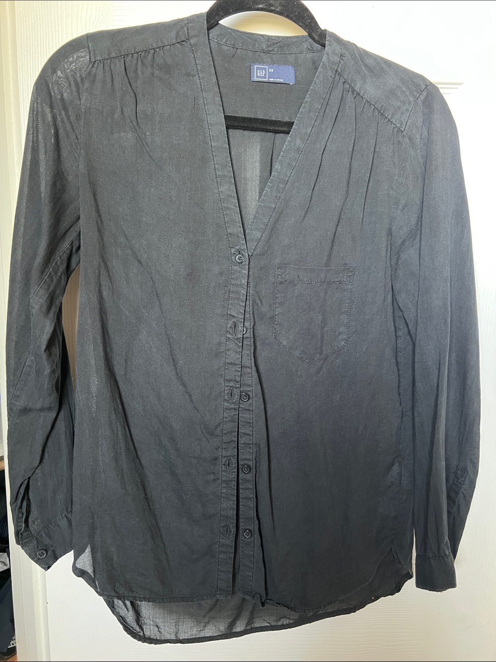 GAP Women’s Black Long-Sleeve Button-Down Shirt